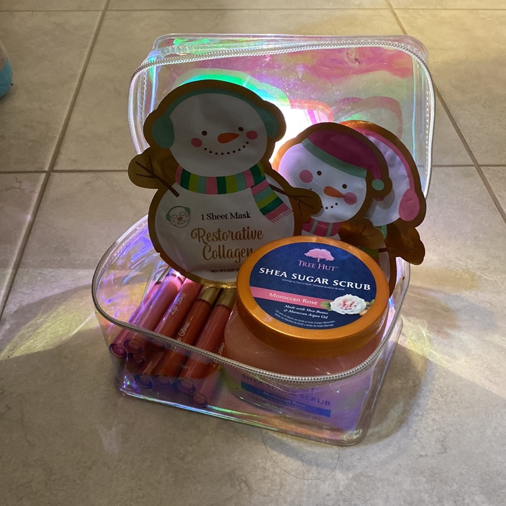 3 SNOWMAN FACE-MASKS, MOROCCAN ROSE TREE HUT SCRUB, AND NINE TINTED LIP GLOSSES! - Picture 5 of 5